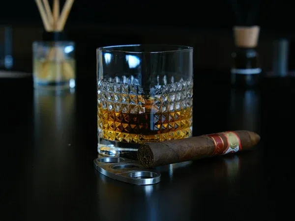/uploads/activities_thumbnails/whiskey-and-cigar-pairing-experience-small.webp
